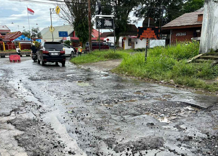 Hati-Hati! Jalan Berlubang di Parakan Kian Parah, Pengendara Terancam Kecelakaan