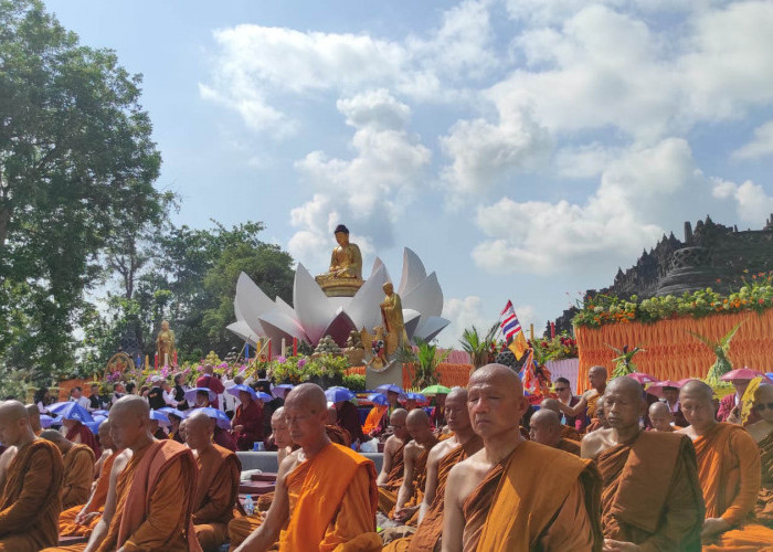 Kemeriahan Waisak 2023, Ribuan Umat Buddha Padati Candi Borobudur