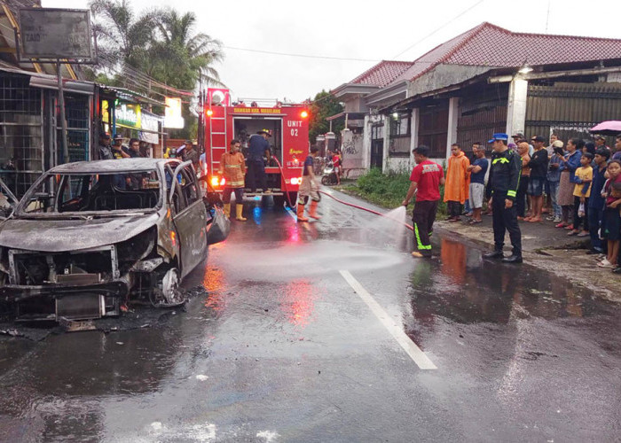 Mobil Sigra di Mertoyudan Magelang Meledak, Tiga Penumpang Nyaris Tak Selamat