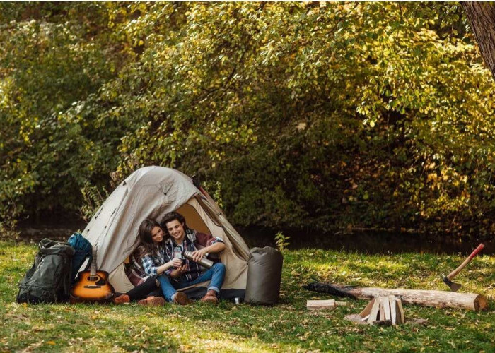 ILUSTRASI. Gambaran camping dengan tenda yang dapat dibongkar pasang