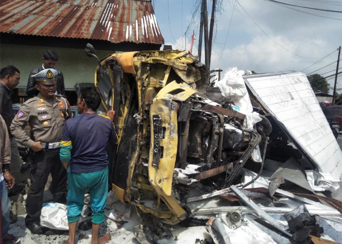  Ngeri! Truk Rem Blong Gasak Ertiga dan Vario di Wonosobo, Satu Tewas, Tiga Luka