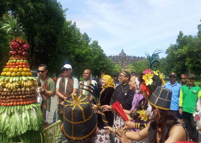 Pengunjung Berebut Gunungan Buah dan Sayur di Borobudur Magelang saat HUT InJourney ke-3