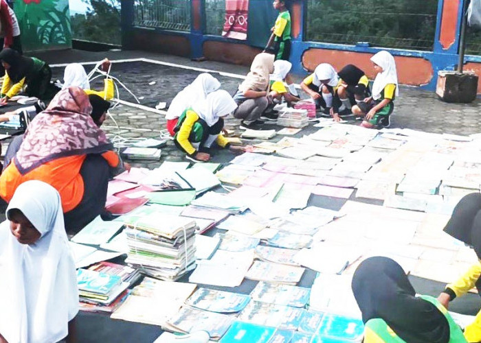 Atap SD di Windusari Magelang Diterjang Hujan Angin, Para Siswa Jemur Buku di Halaman Sekolah
