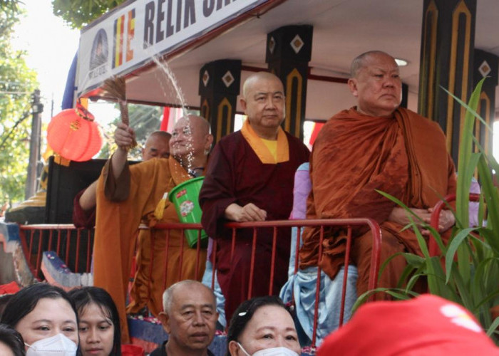 Sambutan Hangat Masyarakat Melihat Kirab Waisak dari Mendut Menuju Borobudur