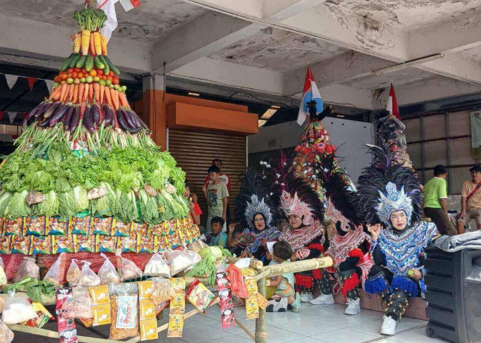 Berebut Gunungan Dagangan, Cara Unik Pedagang Pasar Rejowinangun Kota Magelang Rayakan Kemerdekaan