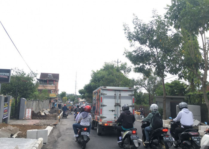Sering Macet, Warga Keluhkan Perbaikan Jalan Diponegoro Kota Magelang 