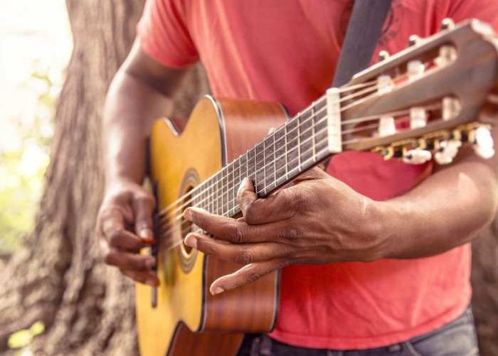 7 Tips Jago Bermain Gitar, Seminggu Dijamin Bisa Cover Lagu!  