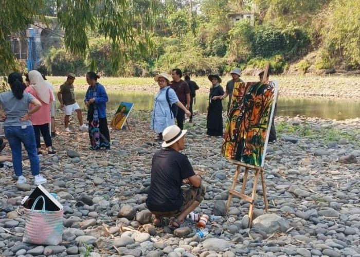 Seniman 7 Negara Melukis di Sungai Progo Magelang