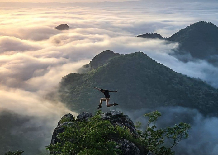 Saksikan Keindahan Alam Jawa Tengah dan Jawa Timur Dari Bukit Cumbri Wonogiri, Tiketnya Rp 3 ribu saja lho!