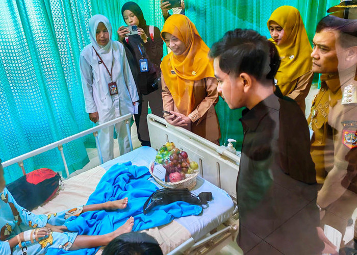 Gibran dan Ahmad Luthfi Jenguk Ratusan Korban Keracunan MBG di Batang