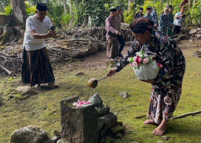 Tradisi Ruwat Pepunden di Temanggung, Warga Dusun Tanggung Kirab Tumpeng dan Air Petirtaan Hormati Leluhur