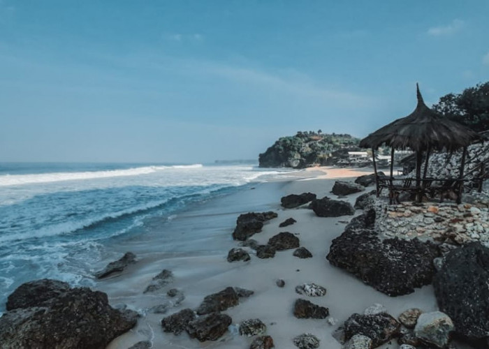 Inilah Pantai Watulawang, Pantai Di Gunung Kidul Dengan Batu Karang Tercantik