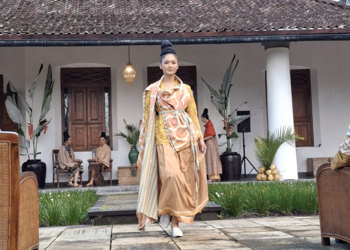 Phillip Iswardono Rayakan 20 Tahun Berkarya Lewat Pergelaran Menyuluh Wastra Menoreh Jejak