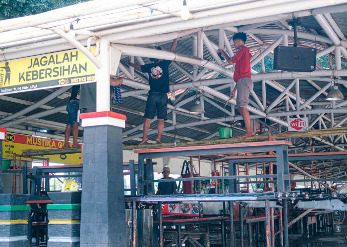 Pedagang Kuliner TVJ Kota Magelang Kompak Bebersih Shelter di Hari Libur