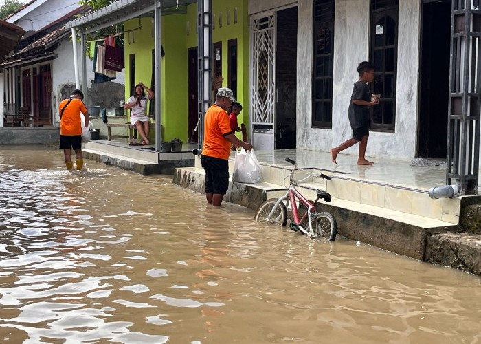 Relawan saat membagikan nasi bungkus kepada warga terdampak banjir di Desa Sidaharja, Kecamatan Suradadi