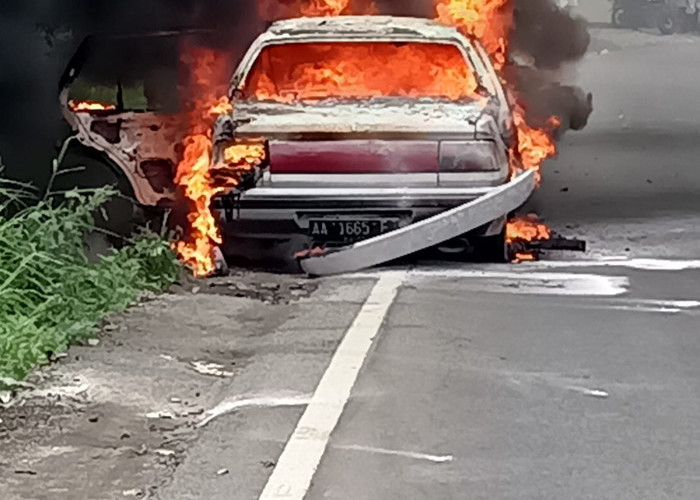 Mobil Sedan Ludes Terbakar, Pengemudinya Alami Luka Bakar