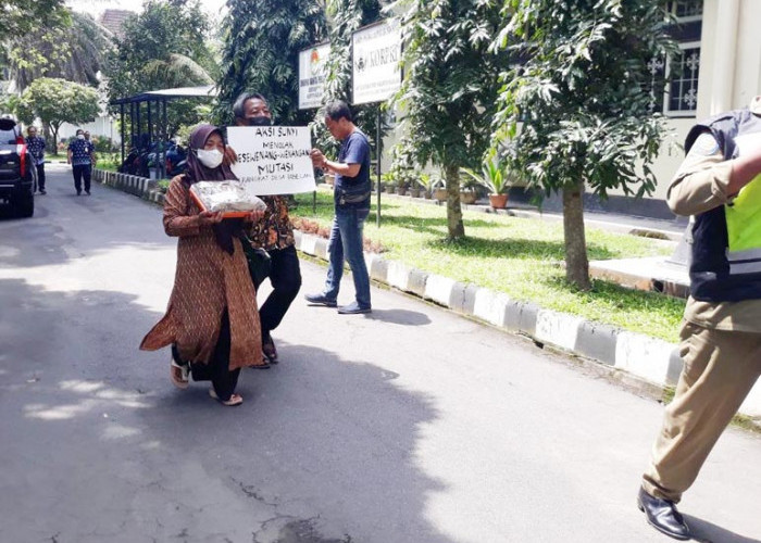 DItemani Istri Berjalan Kaki 8 Km, Perangkat Desa Pabelan Ngadu ke DPRD Kabupaten Magelang