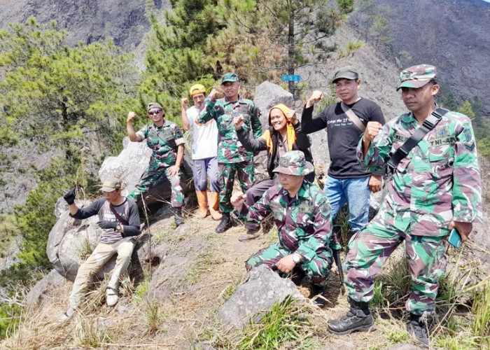 Tentara dan Relawan Pantau Gunung Andong Magelang