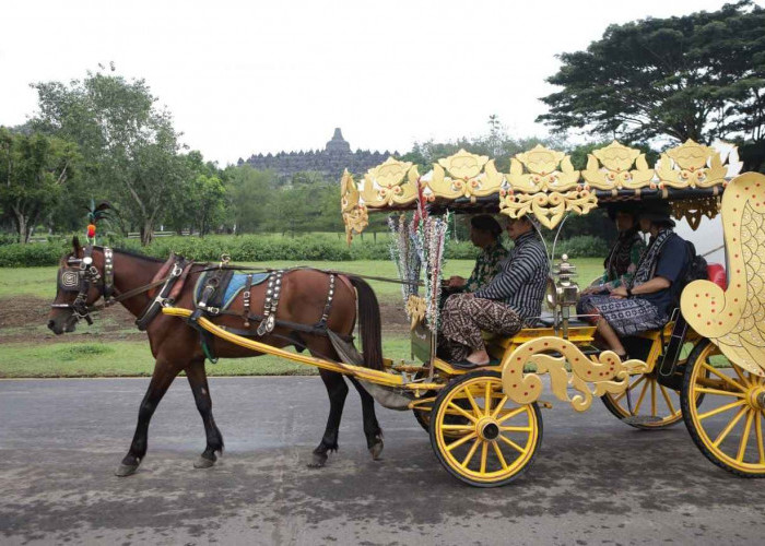 Pengunjung Perdana di Tahun 2025 Candi Borobudur Magelang Dapat Hadiah Spesial