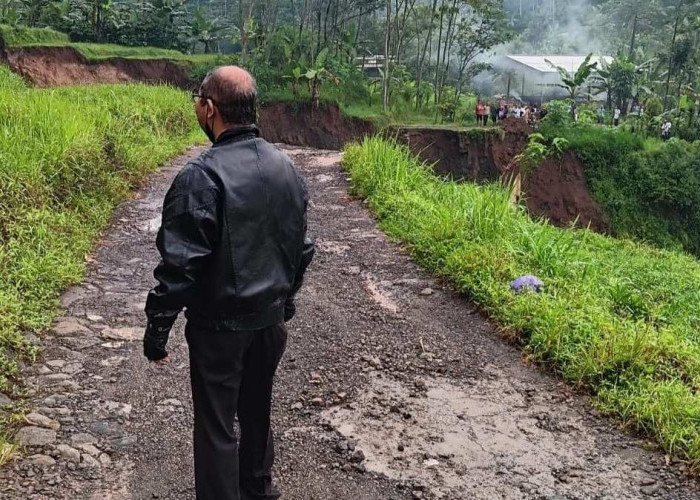 Longsor Putus Total Jalan Penghubung Desa di Gemawang, Warga Harus Memutar hingga 15 Kilometer