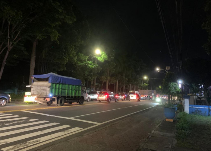 Jalan AYani Kota Magelang dipadati kendaraan sepeda motor maupun mobil dari arah selatan menuju utara, Minggu 2 Juli 2023 malam.