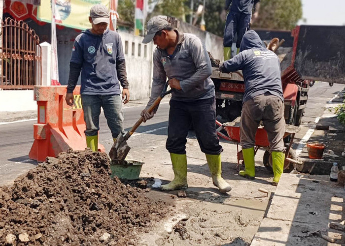Antisipasi Banjir Peralihan Musim, DPUPR Kota Magelang Gencar Bersihkan Drainase
