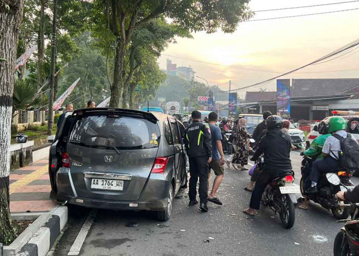 Kecelakaan Mobil Adu Banteng di Depan DPRD Kota Magelang, Dua Korban Masuk Rumah Sakit