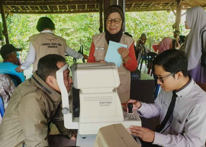 Banyak Lansia di Purworejo Alami Gangguan Penglihatan, MG Bagikan 150 Kacamata Gratis