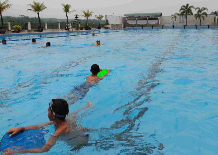 Warga Magelang Manfaatkan Padusan di Samapta Aquatic Sport Center