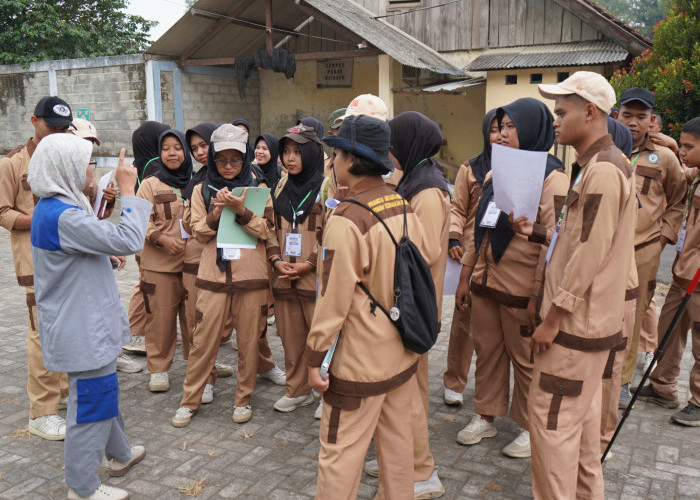 Para mahasiswa mendapatkan pembelajaran secara klasikal dan praktik yang mencakup berbagai aspek kesejahteraan hewan