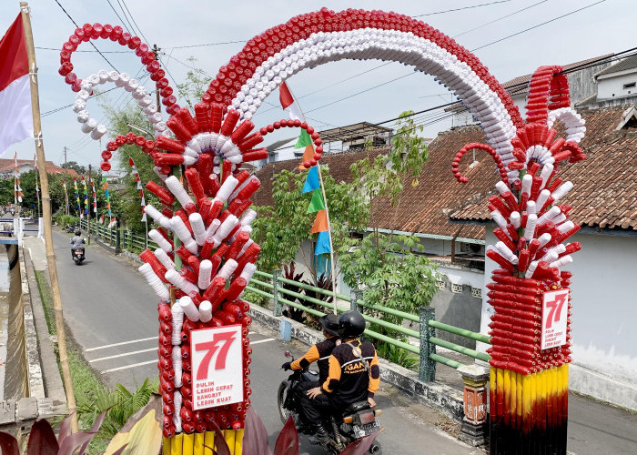 Botol bekas dimanfaatkan warga Kampung Poncol untuk gapura dalam rangka HUT Kemerdekaan RI tahun 2022 lalu.
