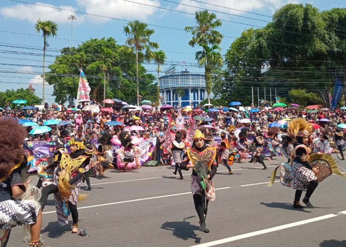 Ribuan Masyarakat Antusias Menyaksikan Magelang Etno Carnival 2024