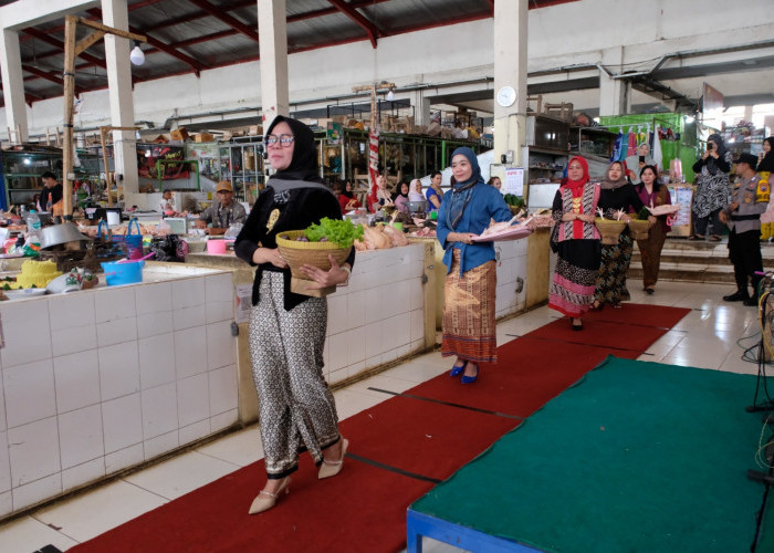 Kartini di Pasar Legi Parakan: Pedagang Gelar Fashion Show Kebaya Sambil Kampanye Kurangi Plastik