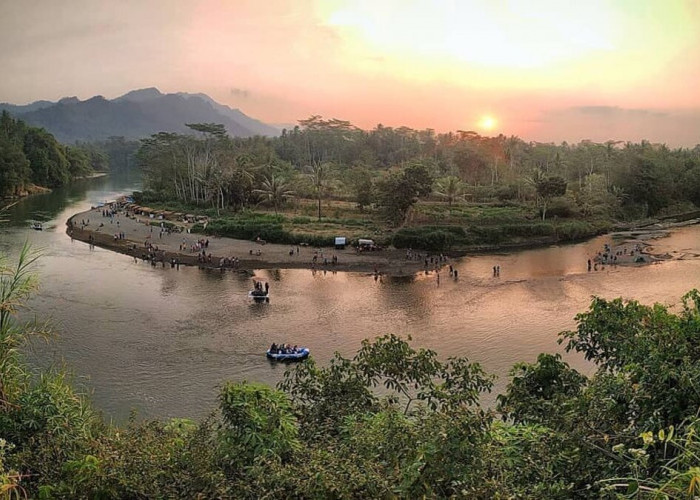 Ladon Little Island: Wisata Alam yang Hadir dengan Hamparan Pasir Layaknya di Pantai di Borobudur