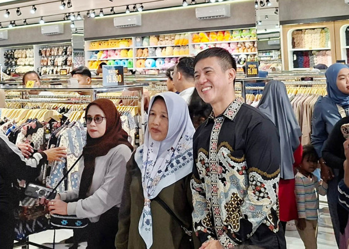VIRAL! Aksi Spontan Ko King di Grand Opening Benang Raja Magelang, Gratiskan Belanja Lewat Tanda Tangan