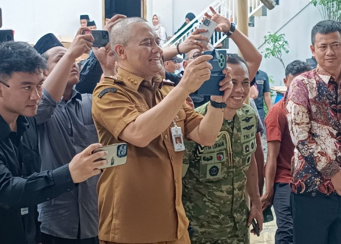 Momen Unik Gubernur Ahmad Luthfi Jadi Fotografer Dadakan Wapres Gibran di Pengungsian Tegal