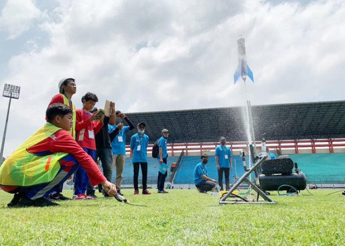 Kemeriahan Lomba Roket Terkendali 2022, Poin Dihitung Ketika Parasut Berhasil Mengembang