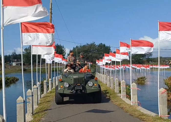 Sambut HUT RI, 2.025 Bendera Merah Putih Berkibar di Pantai Roro Inten