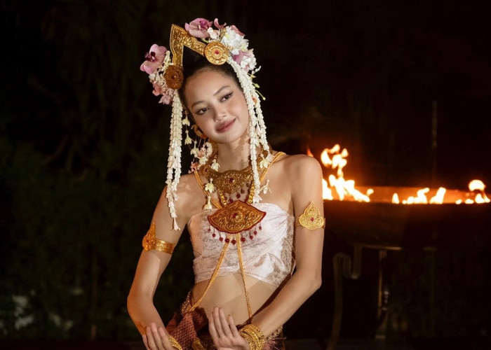 Lisa menampilkan tarian daerah Thailand