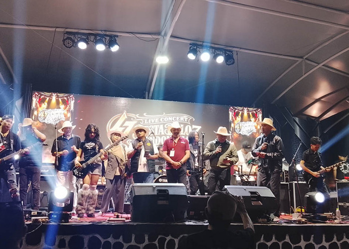 Ribuan Warga Padati Konser Rock Bolo Pitu di Alun-alun Kota Magelang, UMKM Ikut Panen Rezeki