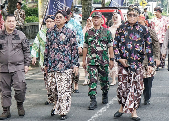 Kenakan Pakaian Adat Jawa, Pj Bupati Magelang Pimpin Upacara Hardiknas