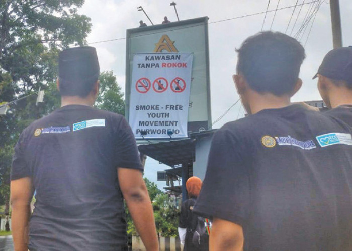Sejumlah Papan Reklame Rokok Melanggar Ditutup Paksa, Kampanyekan Berhenti Merokok di Purworejo