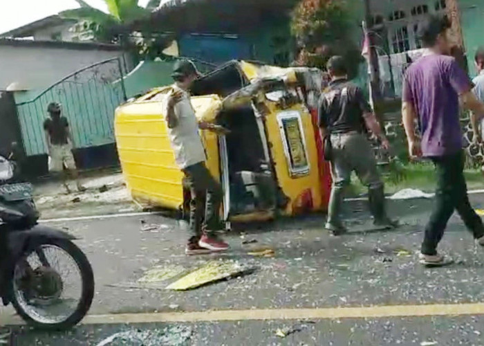 4 Kendaraan Terlibat Laka Beruntun di Wonosobo, Sebuah Angkot Terbalik Melintang di Jalan Raya