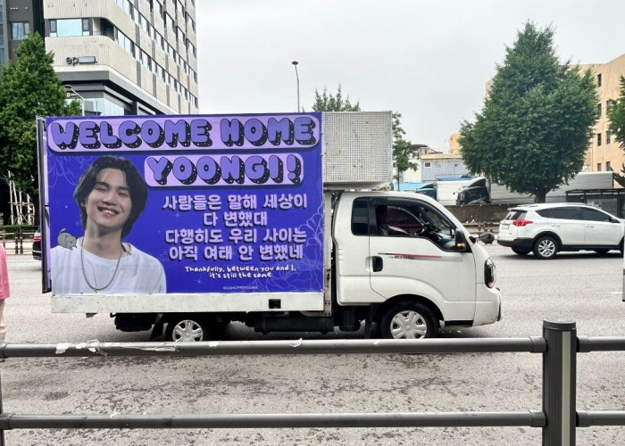 Truk LED dari Army untuk menyambut kepulangan Suga BTS dari masa wamil