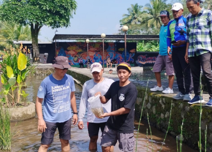 Peringati Hari Bumi, Pesepeda Magelang Tanam Pohon dan Tebar Ikan di Sendang Mudal