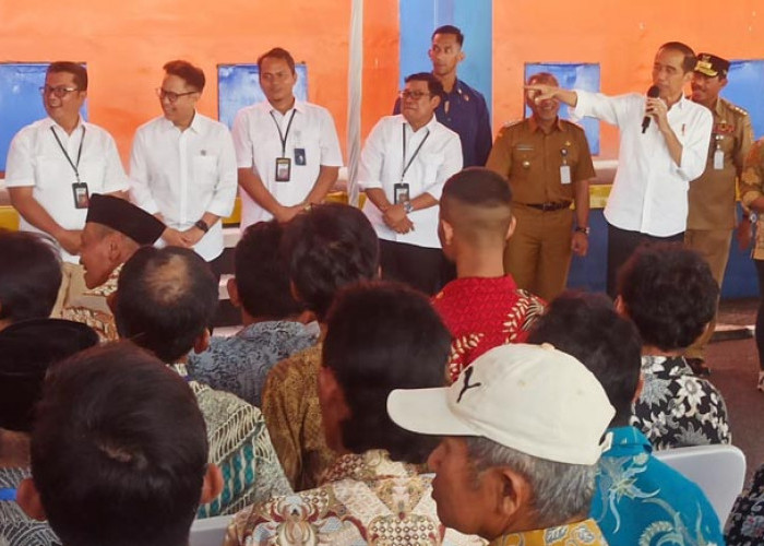 Jokowi Bagikan Beras Gratis Kepada Masyarakat Temanggung