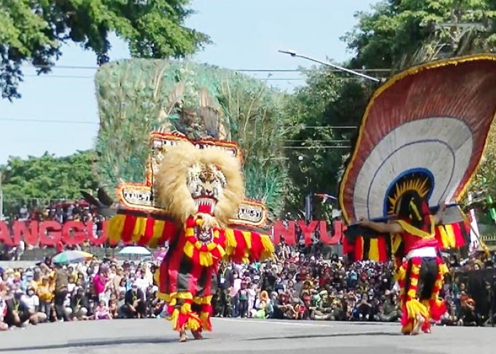 Reog Ponorogo Sedot Perhatian Ribuan Penonton Pawai Seni Merdeka