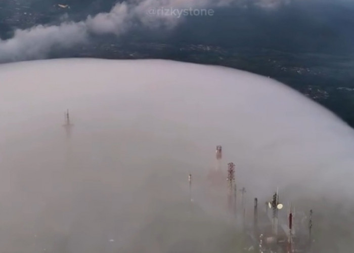 Gunung Telomoyo Seakan Ditutup Kabut Selimut, Netizen: Mirip Air Terjun