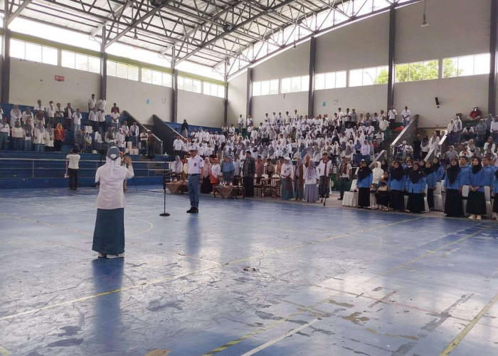 Tak Canggung, Ratusan Alumni SMA Muhi Magelang Pakai Kembali Seragam Putih Abu-abu