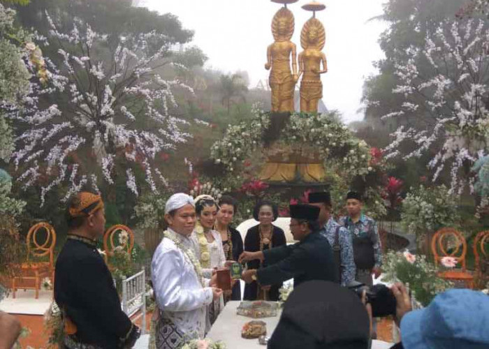 Cari Suasana Berbeda di Alam Terbuka Pasangan Beda Negara Langsungkan Pernikahan di Gua Seplawan